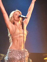 Певица Шакира в сценическом бикини на гастролях в Париже в 2010 году