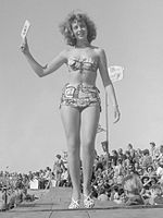 Актриса Мими Кок в бикини, 1951 год