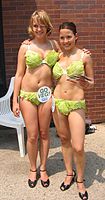 Активистки PETA в бикини из листьев салата