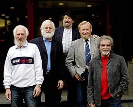 The Dubliners в 2005. Слева направо: Эмон Кемпбелл, Джон Шин, Барни МакКенна, Шон Кэннон, Пэтси Уотчорн