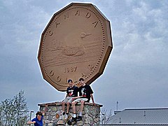 Памятник канадской монете достоинством 1 доллар (Loonie)