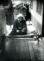 Девушка работает на ткацком станке. Чечня, аул Харачой, 1926 г.