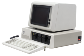 IBM PC с клавиатурой и монитором