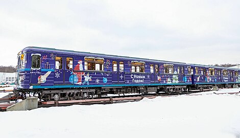 Поезд в фиолетовом цвете в конце 2023 года