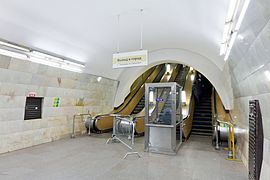 Эскалаторы в наземный вестибюль