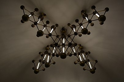Светильник в форме кристаллической решётки