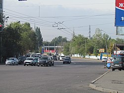 Вид в направлении на запад с перекрёстка улиц Сатпаева-Тлендиева (бывшее название Софьи Ковалевской) (октябрь 2014)
