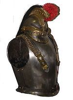 Кирасирский доспех XIX века состоит из шлема и кирасы, носился с ботфортами и крагами (перчатками с крагами)