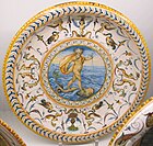 Нептун с гротесками. Урбино. 1560-1575. Майолика, роспись. Музей декоративного искусства (Лувр), Париж