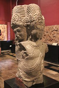 Базальтовая статуя Брахмы, найденная в пещерах Элефанты (VI в.)