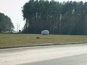Каменное яйцо близ автостанции Иванков