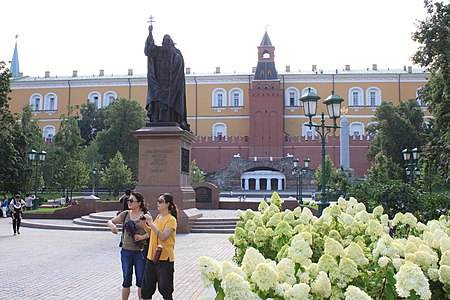 Памятник патриарху Гермогену в Александровском Саду