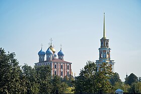 Вид на Соборную колокольню и Успенский собор с верхней набережной реки Трубеж