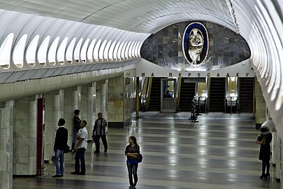 Зал станции. 4 сентября 2011 года. На заднем плане — переход на станцию «Площадь Ильича»