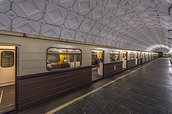 Посадочная платформа и ретро-поезд «Сокольники»