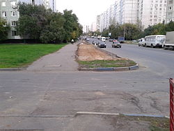 Улица Корнейчука в месте, где её пересекает забранная в подземный коллектор река Чермянка