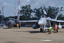 Спереди - F/A-18F Super Hornet, сзади - F-111C в марте 2010