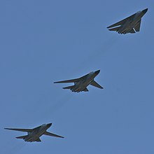 3 F-111C с разными позициями крыла
