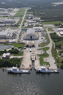 Суда «Liberty Star» и «Freedom Star» у ангара базы ВВС США на мысе Канаверал