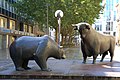 Медведь и бык, символы биржевой торговли, перед зданием биржи