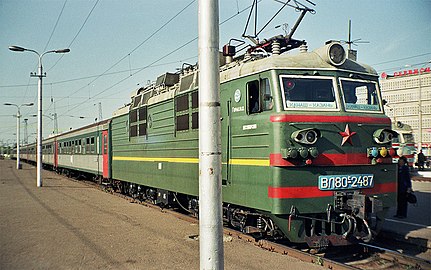 Электропоезд из электровоза ВЛ80С−2487 с пассажирскими вагонами АПЧ2 на вокзале в Казани. Лето 2000 г.