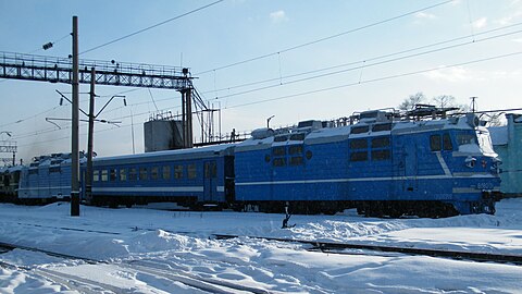 Остатки электропоезда ЭД1-004 с ВЛ80С−311 в депо Уссурийск, январь 2013 г.