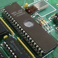 Этот микроконтроллер 8749 имеет встроенную внутреннюю память типа EPROM.