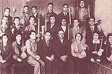 Узеир Гаджибеков среди участников созданного им нотного оркестра азербайджанских народных инструментов (1932 год)