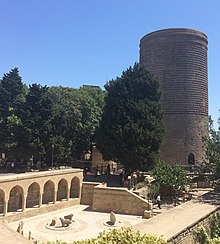 Девичья башня и надгробья в Старом Баку