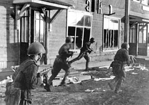 Советские автоматчики ведут бой за город Олонец. Карелия, июнь 1944 г.