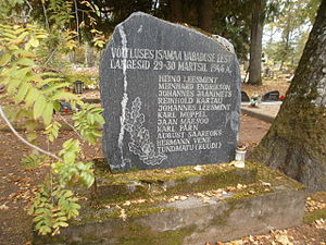 Памятник «лесным братьям», погибшим в 1946 году, на кладбище Саарде