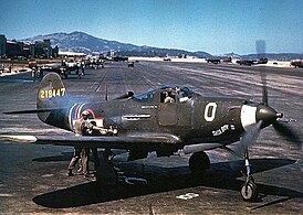 Механики запускают P-39Q-1-BE «Saga Boy II», принадлежащую командиру 357 истребительной группы, авиабаза Гамильтон, Калифорния, июль 1943.