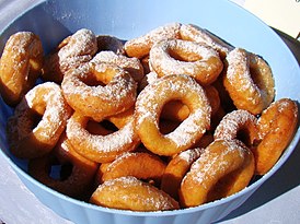 Кольцеобразные пончики с сахарной пудрой