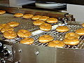Изготовление пончиков с глазурью в австралийской закусочной