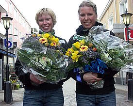 Лина Андерссон (слева) и Эмели Эрстиг после награждения на чемпионате мира 2005