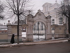 Вазоны на воротах и на крыше дома Энгельгардта в Смоленске.