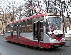 Трамвай ЛМ-99АВ с модернизированным кузовом и первоначальной окраской в Санкт-Петербурге