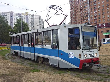 Лобовая часть и правый бок с дверями трамвая КТМ-8