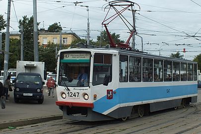 Лобовая часть и левый бок трамвая КТМ-8М