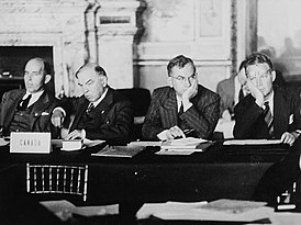 Канадские представители на Парижской мирной конференции, Люксембургский дворец. Слева направо: Норман Робертсон, достопочтенный Уильям Лайон Макензи Кинг, почтенный Брук Клакстон, Арнольд Хини