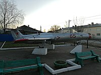 Самолёт-памятник Aero L-29 Delfin ул. Карла Маркса, 28