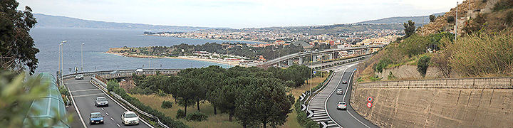Панорама на автостраду Е90 возле Реджо-ди-Калабрия, Италия