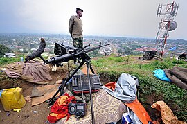 Повстанец группировки «Движение 23 марта» с Тип 85 в Бунагане, Конго.