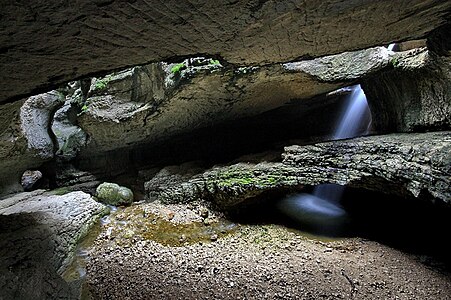 Салтинское ущелье с подземным водопадом[19].