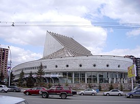 здание театра «Глобус» на ул. Ка́менской, 1.