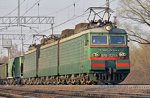 ВЛ11.8-729/711А в трёхсекционной компоновке с грузовым поездом