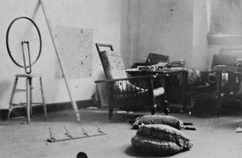 Фотография студии Марселя Дюшана, 1916—1917. Слева представлена вторая версия скульптуры
