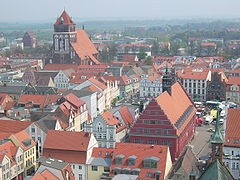 Центр города. Вид на церковь Marienkirche и ратушу (полностью красное здание).