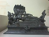 Вишну, возлежащий под наклоном на Ананта-шеше, с Шри-деви и Бху-деви