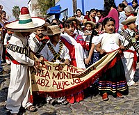 Дети, распевающие «Кукарачу» на праздновании Дня революции в Халиско